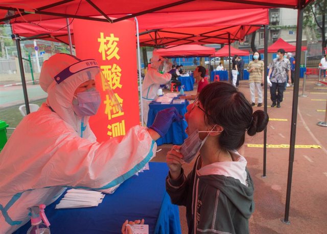 Realización del test de coronavirus en Wuhan, China
