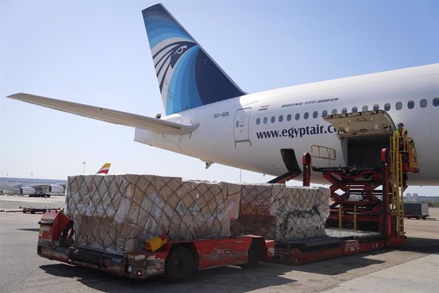 Trabajadores del aeropuerto Adolfo Suárez Madrid-Barajas recogen el cargamento sanitario del sexto avión que ha llegado a Madrid con 2 millones de mascarillas FFP2 adquiridas por el Gobierno regional.