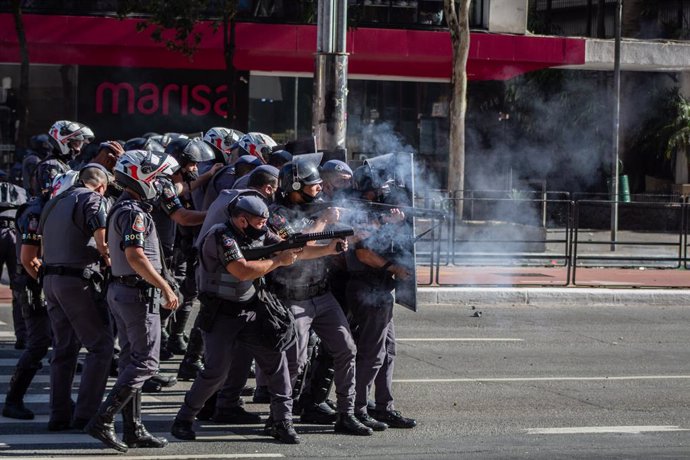Coronavirus.- La Policía Militar de Brasil dispersa con gases lacrimógenos una p
