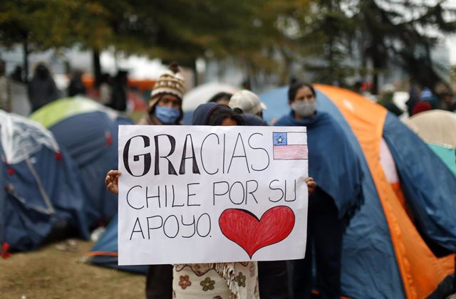 Campamento establecido en las inmediaciones del consulado de Bolivia en Santiago de Chile. Debido a la pandemia del nuevo coronavirus, las fronteras chilenas con Bolivia se cerraron en marzo y muchos ciudadanos bolivianos esperan ser repatriados.