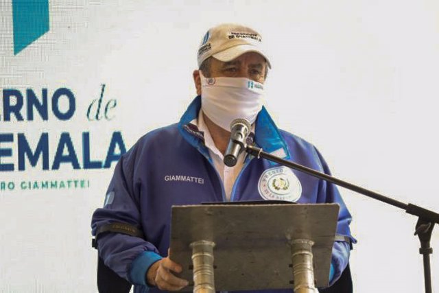 El presidente de Guatemala, Alejandro Giammattei, con mascarilla por la pandemia de coronavirus