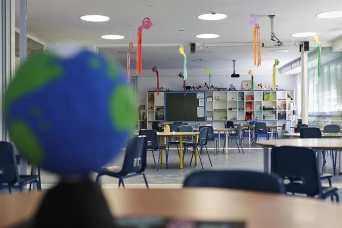 Aulas acondicionadas, con mayor espacio entre alumnos, en el Colegio Arcángel Rafael  del distrito madrileño de Aluche, donde se habilitan las instalaciones a la normativa covid-19 antes del inicio del curso escolar 2020-2021.
