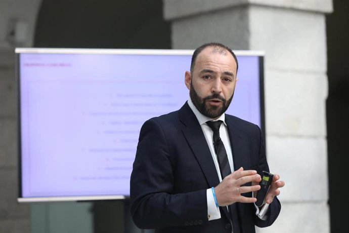 El consejero de Economía, Empleo y Competitividad, Manuel Giménez, durante la presentación de las líneas maestras del Plan de Acción para la Reactivación del Empleo.