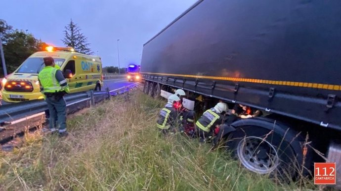 Camión accidentado en la A-8