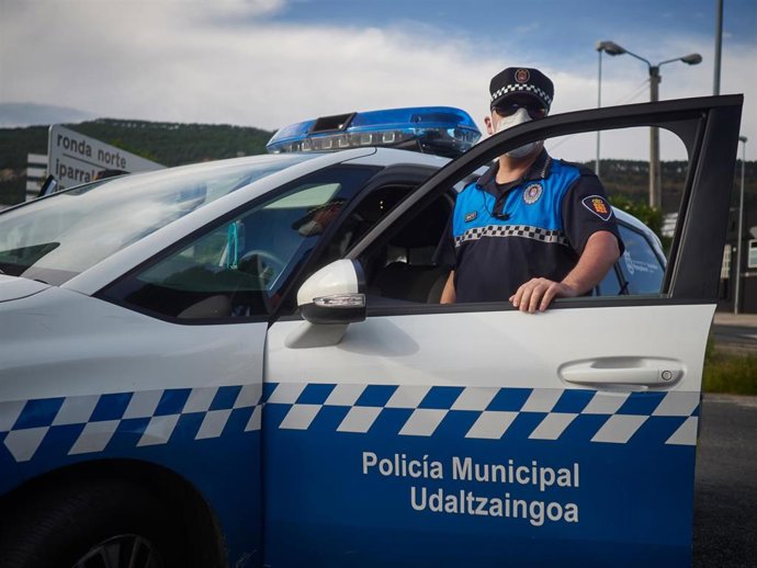 Policia Municipal de Pamplona realiza vigilancia desde el vehículo policial durante un control de movilidad realizado en Pamplona, Navarra.