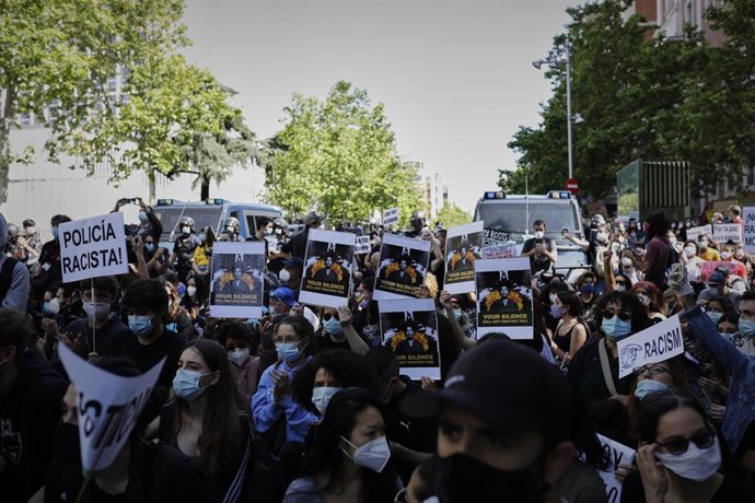 Manifestantes en la concentración convocada por la Comunidad Negra, Africana y Afrodescendiente de España frente a la Embajada de EEUU por la muerte de George Floyd.