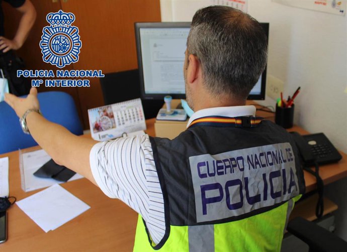 Un agente de la Policía Nacional tramita la denuncia