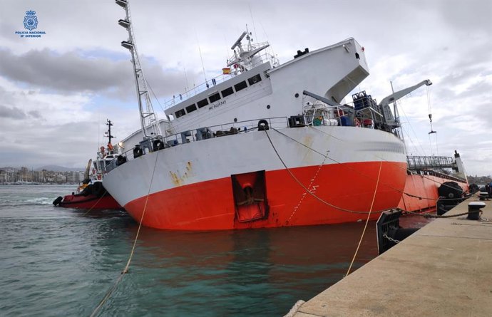 Buque mercante hundido parcialmente en el Puerto de Palma.
