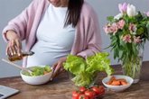 Foto: Seguir la dieta mediterránea y tomar aceite de oliva virgen extra en el embarazo aporta beneficios futuros al bebé
