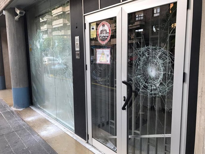 Los cristales de la delegación de TV3 en Lleida han aparecido rotos este lunes