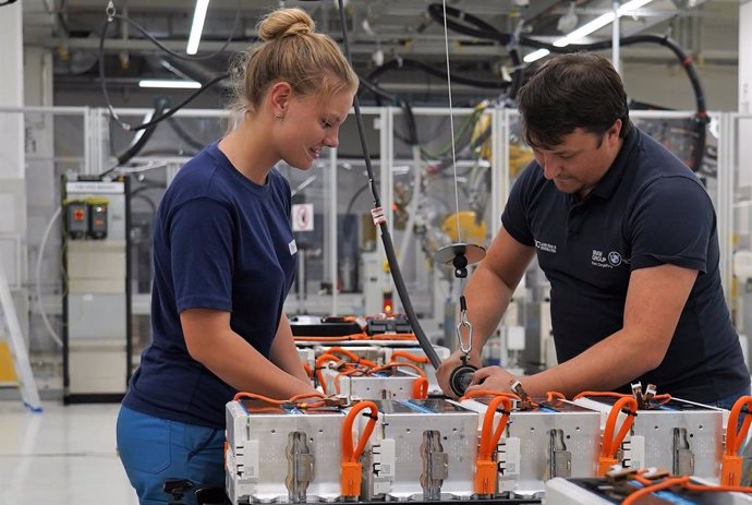 Alemania.- La producción industrial de Alemania se hundió un histórico 17,9% en 