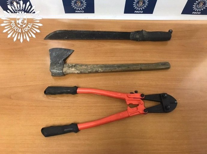Imagen de las armas y objetos requisados a los detenidos en Pinto mientras trataban de robar en una nave industrial.