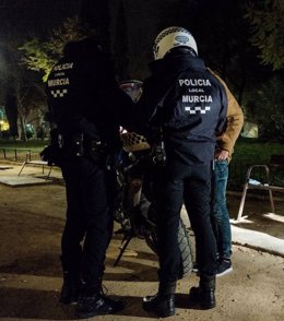 Denunciados 17 jóvenes por hacer 'botellón' en La Fuensanta y no cumplir con las medidas del estado de alarma