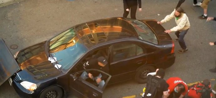 EEUU.- Un hombre irrumpe con su coche en una protesta por la muerte de Floyd en 
