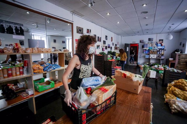 Una voluntaria trabaja en el Teatro del Barrio, sala que ha reconvertido sus instalaciones, en el número 20 de la calle Zurita, en almacén del banco de alimentos.