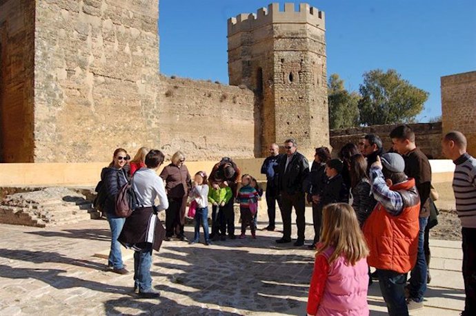 Una de la visitas guiadas que se han realizado en el Castillo de Alcalá de Guadaíra (Sevilla)