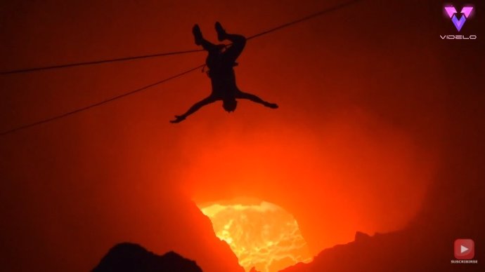 En busca de adrenalina: Lanzarse en tirolina en un volcán activo