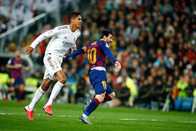 Raphael Varane intenta estorbar a Leo Messi en el Real Madrid - FC Barcelona de LaLiga Santander