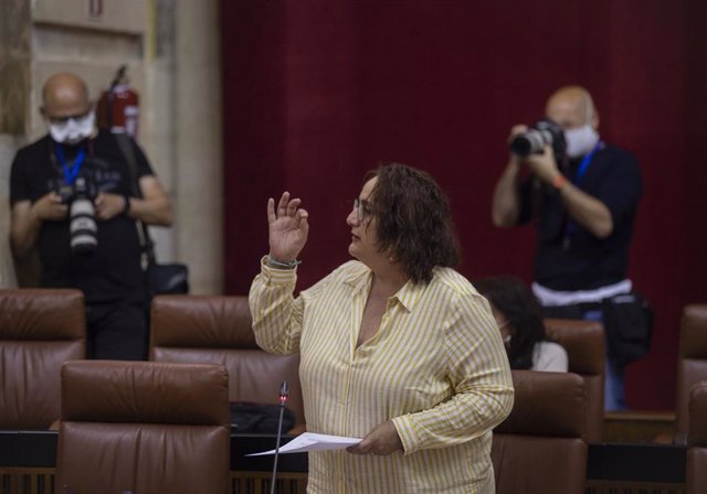 La portavoz adjunta del grupo parlamentario Adelante Andalucía, Ángela Aguilera, en una imagen de archivo en el Parlamento.