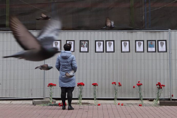 Una mujer pasa ante un mural en recuerdo de los sanitarios muertos en la lucha contra el coronavirus en San Petersburgo
