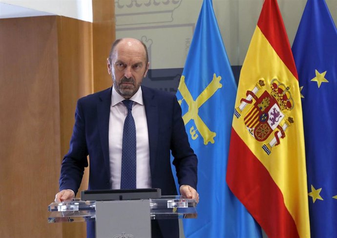 El consejero de Infraestructuras y vicepresidente del Gobierno asturiano, Juan Cofiño, en rueda de prensa.