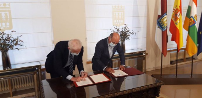 Pablo Hermoso de Mendoza y Jaime García-Calzada firman el convenio entre Ayuntamiento de Logroño y FER para poner en marcha el plan 'Bono Turismo' para la ciudad.