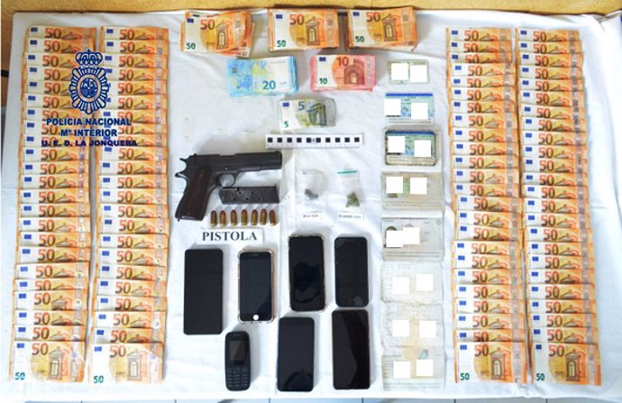Pistola y dinero en efectivo incautado a los cuatro detenidos en La Jonquera (Girona).
