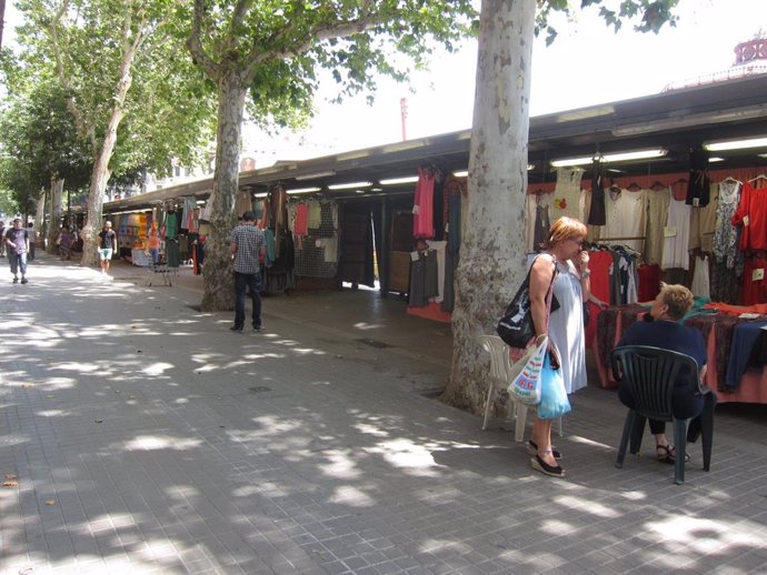 Comercio. Puestos de los Encants de ropa del Mercado de Sant Antoni (ARCHIVO)