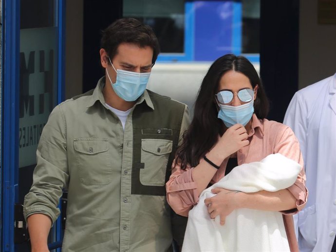 Albert Rivera y Malú salen del Hospital tras el nacimiento de su hija