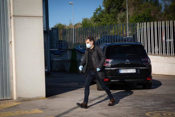 El presidente de mnium, Jordi Cuixart, a su llegada a su fábrica de Sentmenat (Barcelona), que forma parte de la cadena de servicios esenciales durante la pandemia de coronavirus. Cuixart vuelve así a hacer uso del artículo 100.2 del Reglamento Peniten