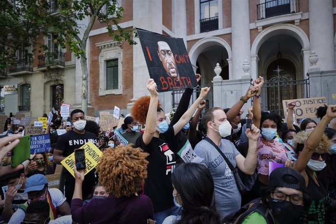 Manifestantes en la concentración convocada por la Comunidad Negra, Africana y Afrodescendiente de España frente a la Embajada de EEUU por la muerte de George Floyd