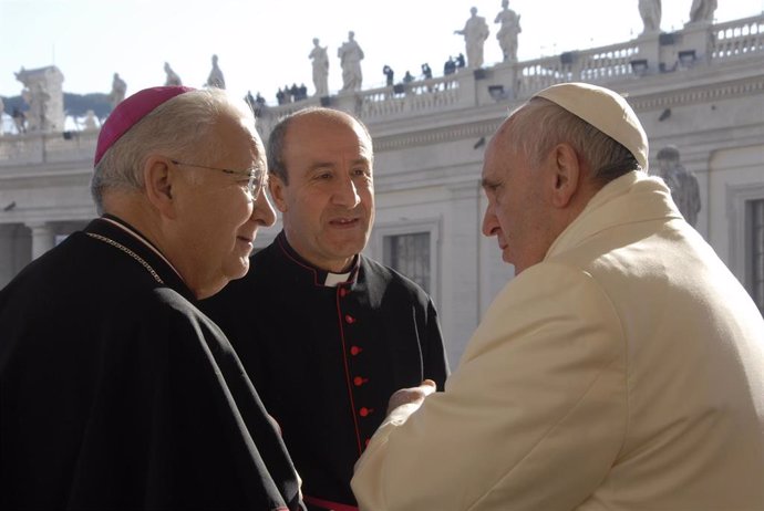 El nuevo obispo de Astorga, Jesús Fernández, -de frente en la imagen- en una recepción con el Papa Francisco.