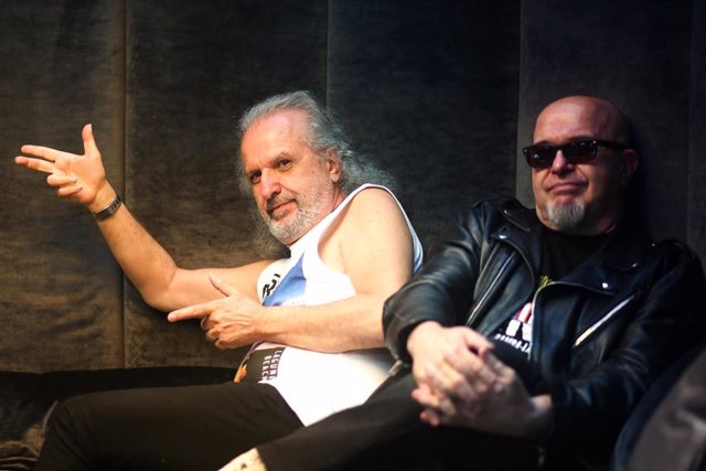 (I-D) El guitarrista, Armando de Castro y el vocalista y guitarrista, Carlos Castro, posan para Europa Press con motivo de la despedida de la carrera musical de la banda Barón Rojo.