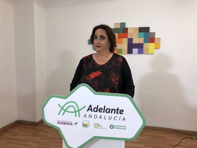 La portavoz adjunta de Adelante Andalucía, Ángela Aguilera, en una rueda de prensa (Foto de archivo).