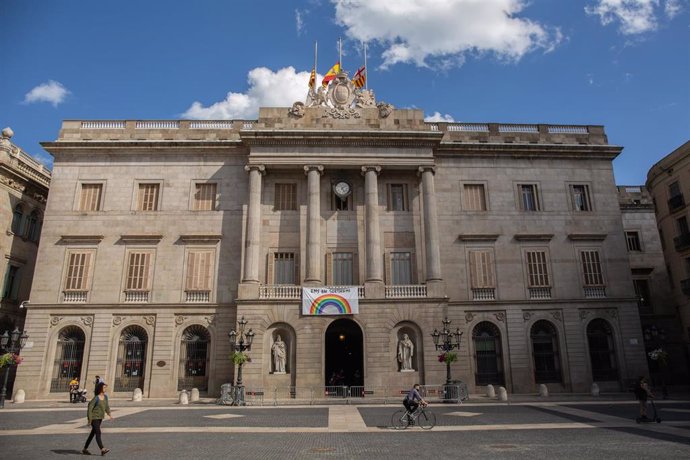 Fachada del Ayuntamiento de Barcelona con un dibujo de un arcoiris mientras la ciudad continúa en la fase cero de la desescalada en la novena semana del estado de alarma decretado por el Gobierno por la pandemia del Covid-19.