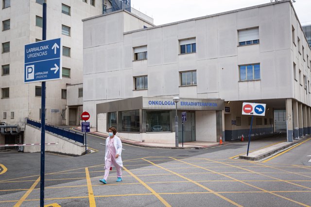 Una profesional sanitaria en las inmediaciones del  Hospital de Txagorritxu (Vitoria), donde se ha detectado un nuevo foco de covid-19