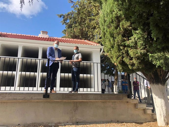 El delegado de Cohesión Territorial de la Diputación de Córdoba, Juan Díaz, visita el Cementerio Municipal de Guadalcázar