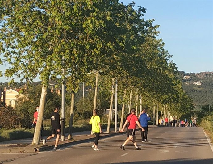 Gente caminando por un barrio de Cáceres