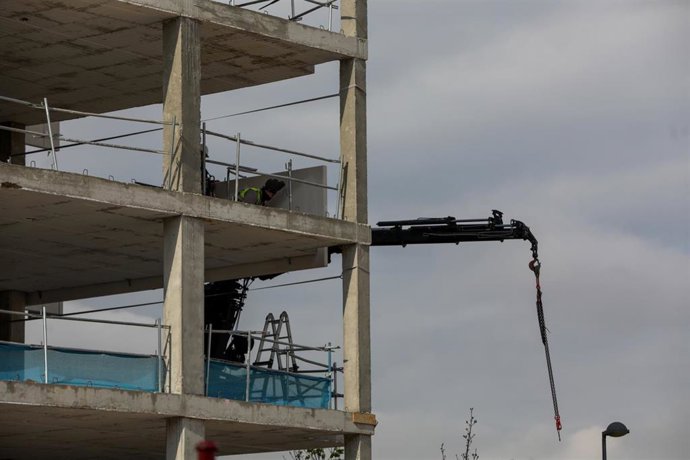 Varios trabajadores de una empresa de hierros del Polígono Industrial Prado Overa trabajan en la construcción de un edificio, en Leganés/Madrid (España), a 13 de abril de 2020.