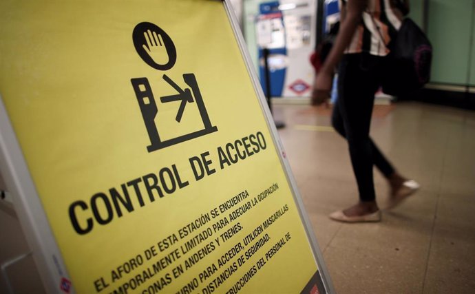 Cartel con aviso de control de acceso automático en tornos de Metro de Madrid en la estación de Francos Rodríguez. 