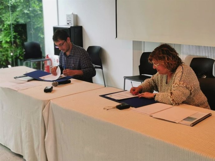 El conseller Iago Negueruela y la alcaldesa, Brbara Rebassa, firman el acuerdo en favor del trabajo autónomo.