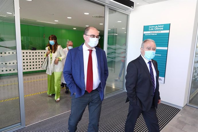 El presidente de Aragón, Javier Lambán, acompañado por el presidente de la DPH, Miguel Gracia, en la visita al nuevo cenrtro de salud 'Los Olivos' de Huesca