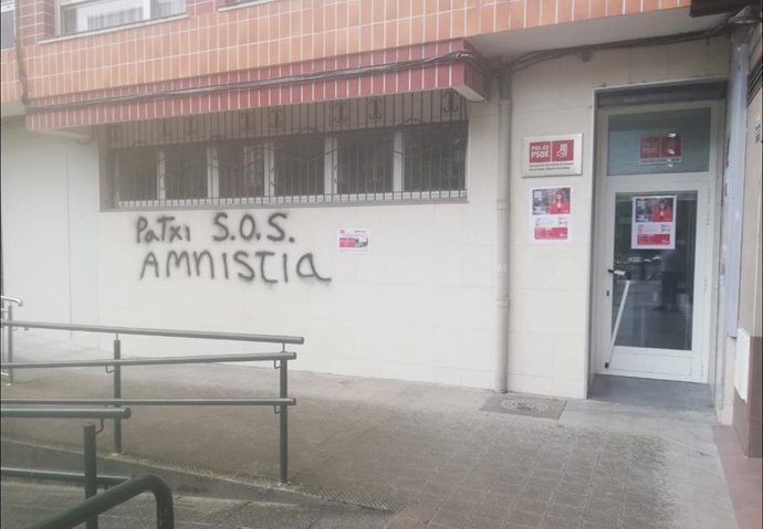 Pintadas en la casa del pueblo de Cruces, en Barakaldo