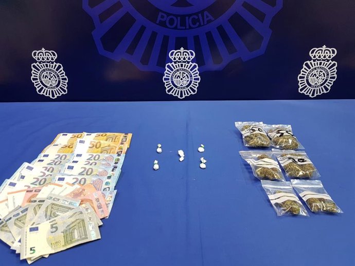 Dinero y drogas incautadas.