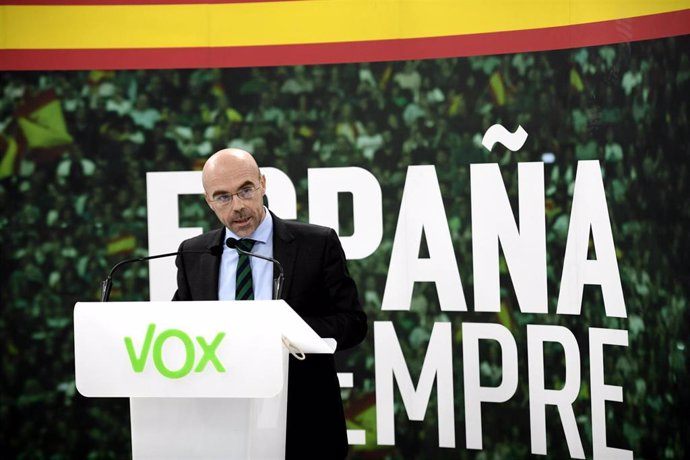 El jefe de la delegación de Vox en el Parlamento Europeo, Jorge Buxadé en rueda de prensa