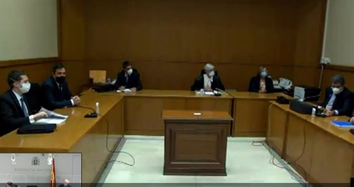 Los acusados Josep Lluís Trapero, Teresa Laplana, Pere Soler y César Puig siguen por videoconferencia desde Barcelona la sesión en la que el fiscal comunica sus conclusiones definitivas