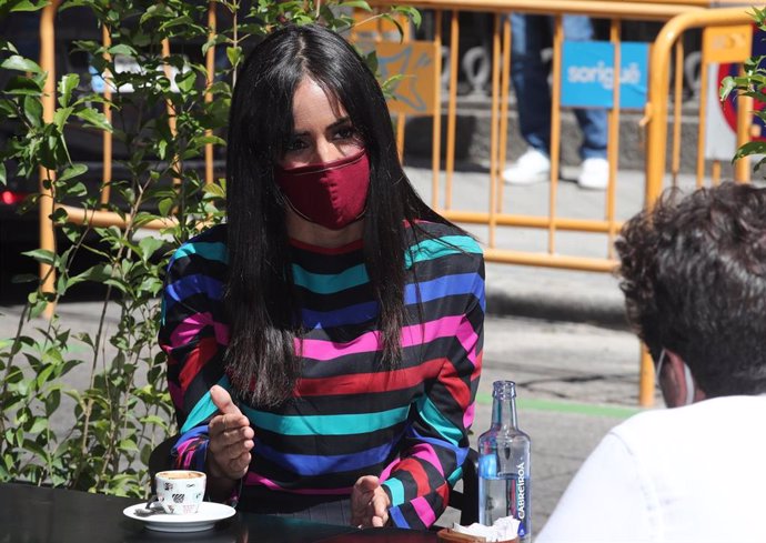 La vicealcaldesa de Madrid, Begoña Villacís, se toma un café durante su visita a diversas terrazas y restaurantes ampliadas sobre bandas de aparcamiento en el inicio de la Fase 2 de la desescalada en la Comunidad.
