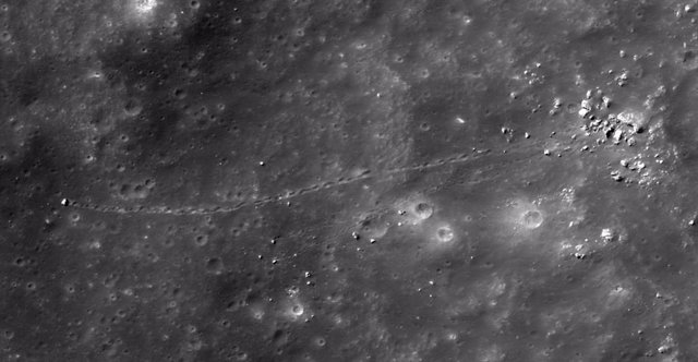 Ejemplo de un desprendimiento de roca de aproximadamente 13 metros de ancho en el cráter Nicholson de la Luna