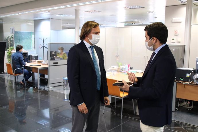 El delegado del Gobierno andaluz en Córdoba, Antonio Repullo (izda.), ha visitado la sede de la Agencia Tributaria de Andalucía