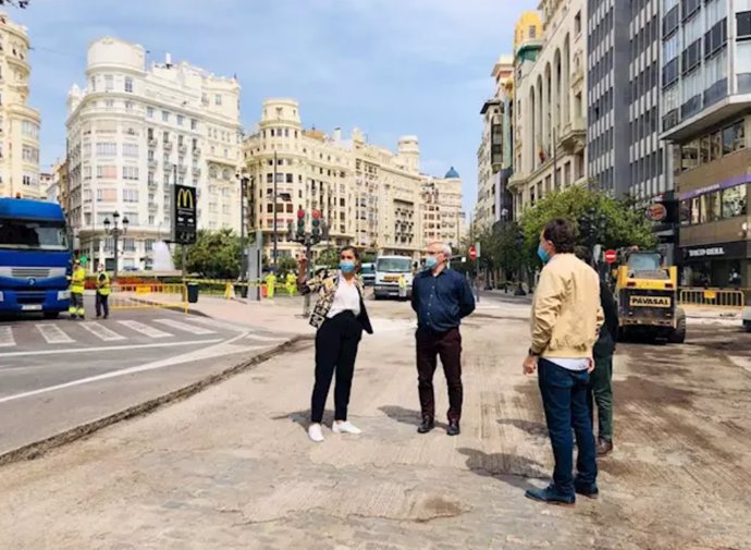Ribó, con Gómez y Grezzi en una visita a las obras de peatonalización